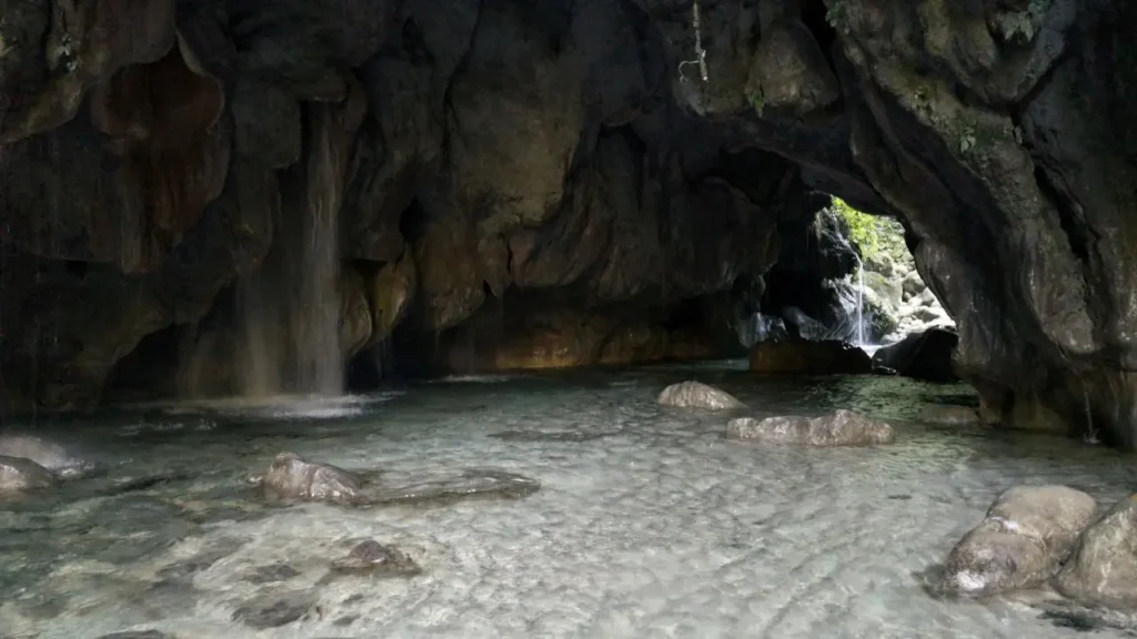 Inside the beautiful Nguom Ngao Cave near Ban Gioc Waterfall